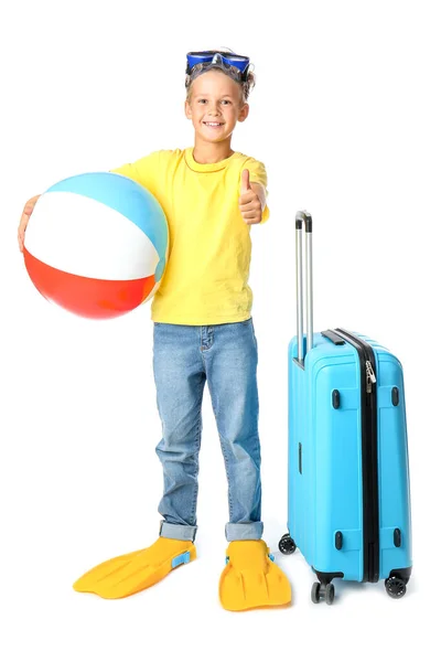 Roztomilý chlapeček s kufříkem na bílém pozadí. Koncept letních prázdnin — Stock fotografie