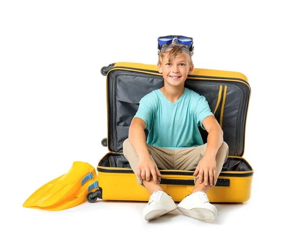 Carino bambino seduto in valigia su sfondo bianco — Foto Stock
