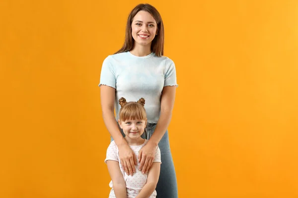 Портрет счастливой матери и дочери на цветном фоне — стоковое фото