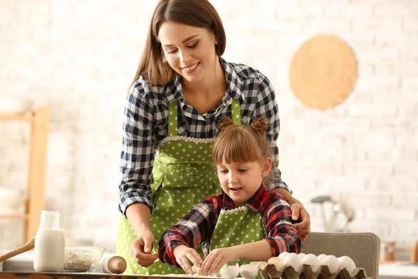 Mãe feliz e filha cozinhar pastelaria em casa — Fotografia de Stock