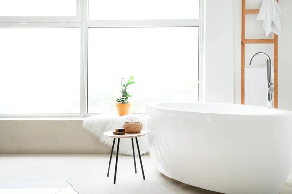 Moderne Badewanne mit stilvollem Interieur — Stockfoto