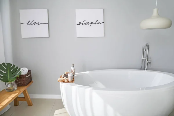 Сучасна ванна стильного інтер'єру — стокове фото