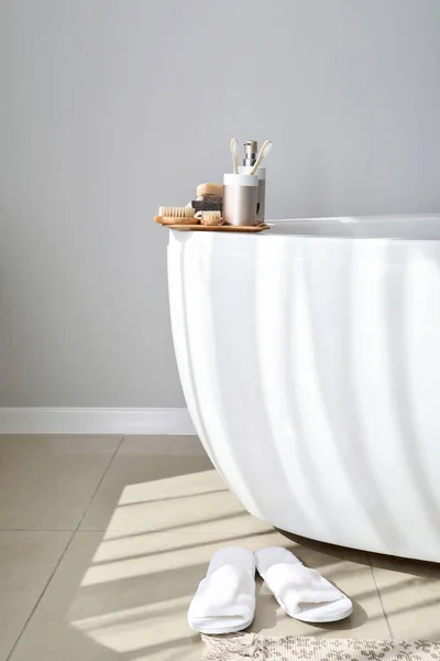 Поднос с косметикой и принадлежностями для ванны дома — стоковое фото