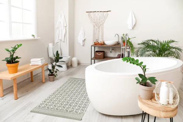 Інтер'єр сучасної комфортної ванної кімнати — стокове фото