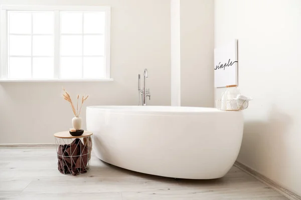 Интерьер современной удобной ванной комнаты — стоковое фото