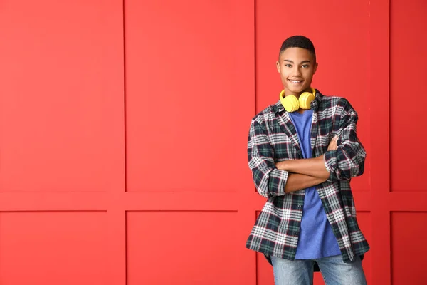 Menino adolescente afro-americano em fundo de cor — Fotografia de Stock