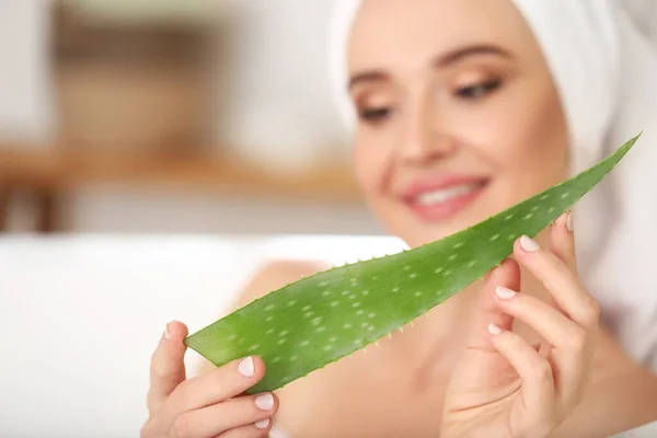 Banyoda aloe vera 'sı olan güzel genç bir kadın. — Stok fotoğraf