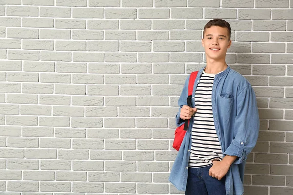 Retrato de adolescente colegial sobre fondo de ladrillo — Foto de Stock