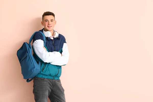 Portré tizenéves iskolás fiú színes háttér — Stock Fotó