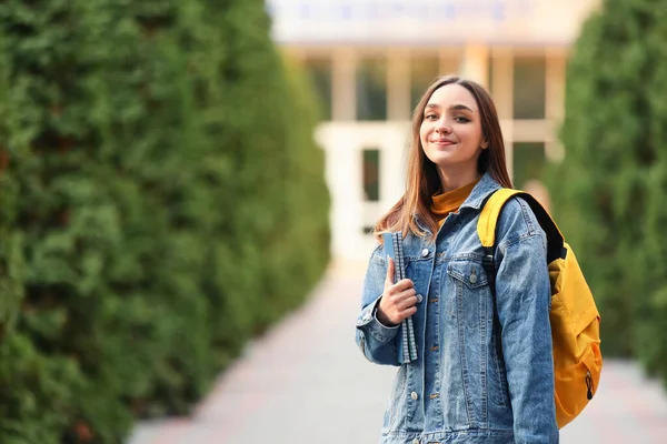 Retrato de estudiante adolescente al aire libre — Foto de Stock