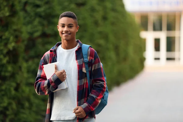 Retrato de estudiante afroamericano adolescente al aire libre —  Fotos de Stock