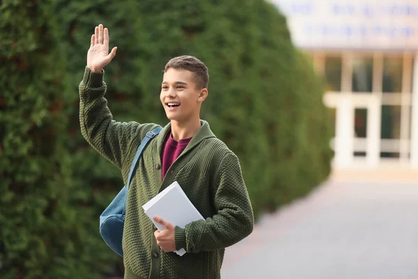 Portrait de l'adolescent mâle étudiant à l'extérieur — Photo