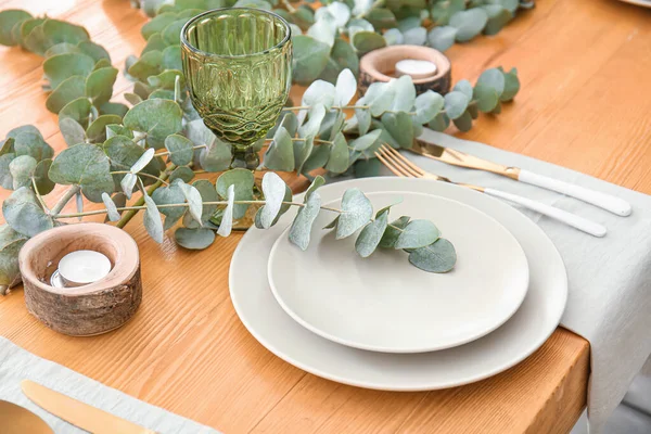 Bella tavola apparecchiata con decorazioni floreali — Foto Stock