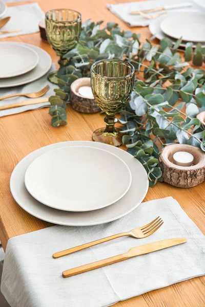 Beautiful table setting with floral decor — Stock Photo, Image