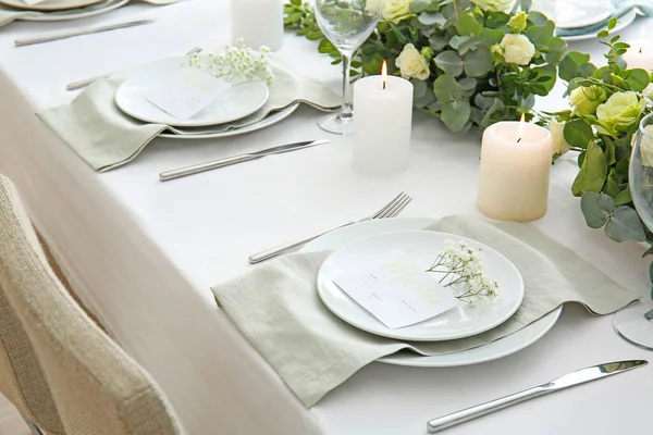 Piękny stół z kwiatowym wystrojem — Zdjęcie stockowe