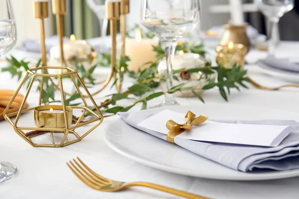 Cenário de mesa bonita com decoração floral — Fotografia de Stock