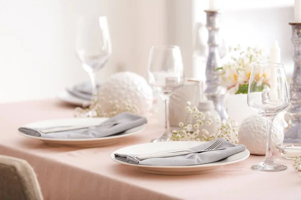 Beautiful table setting with floral decor — Stock Photo, Image