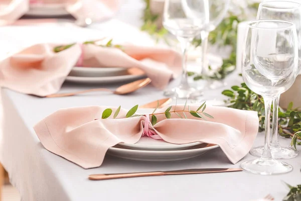 Prachtige tafelopstelling met bloemdecoratie — Stockfoto