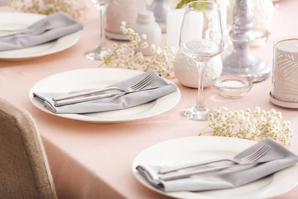 Красивая сервировка стола с цветочным декором — стоковое фото