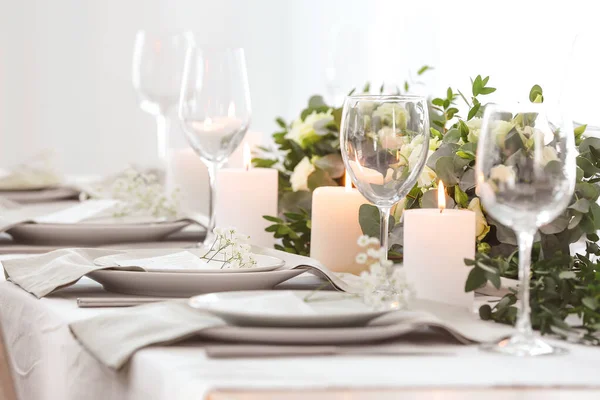 Bella tavola apparecchiata con decorazioni floreali — Foto Stock