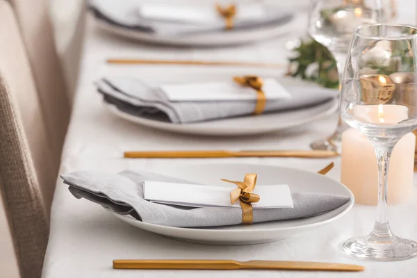 Cenário de mesa bonita com decoração floral — Fotografia de Stock