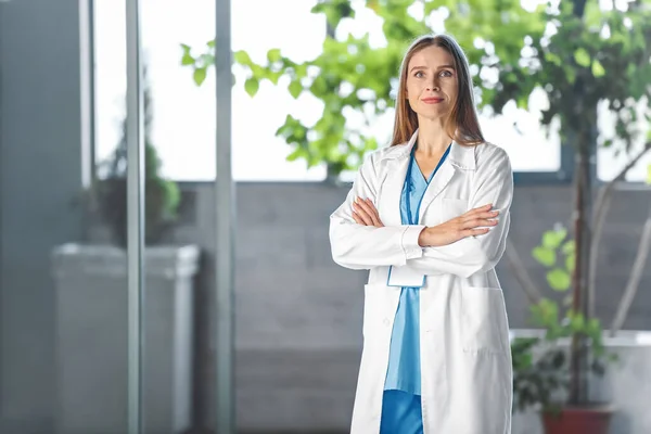 Female doctor in hall of clinic — Stock Photo, Image