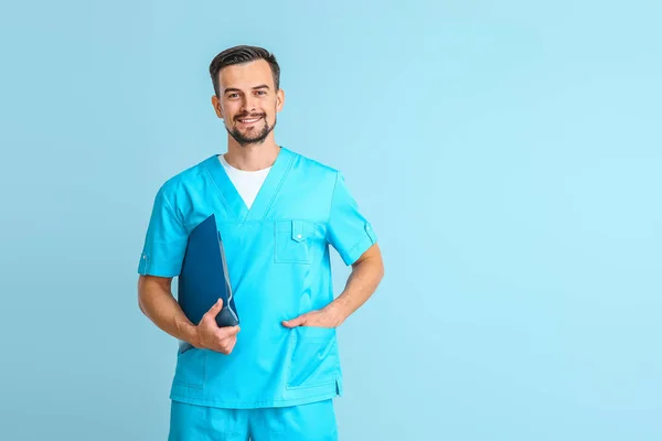 Portrét mužského lékaře na barevném pozadí — Stock fotografie