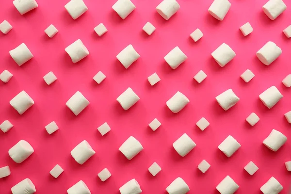 Słodkie kostki cukru i pianka na tle koloru — Zdjęcie stockowe