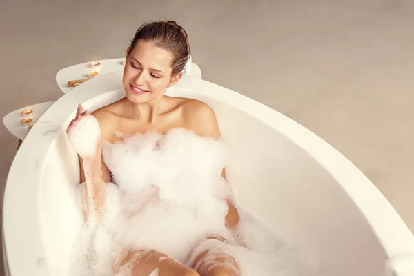 Schöne junge Frau badet zu Hause — Stockfoto