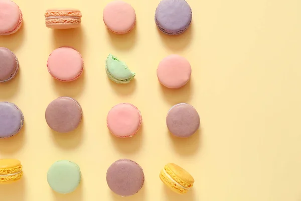 Leckere Macarons auf farbigem Hintergrund — Stockfoto