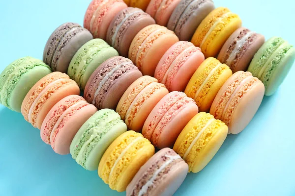 맛 있는 macarons 컬러 배경 — 스톡 사진