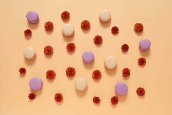 Smaczne makarony z kwiatami na tle koloru — Zdjęcie stockowe