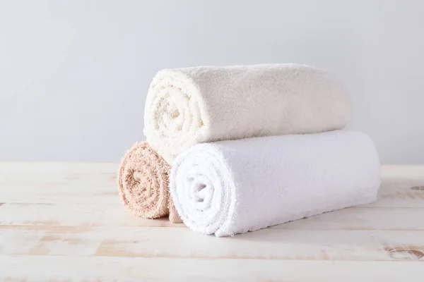 Miękkie czyste ręczniki na drewnianym stole — Zdjęcie stockowe