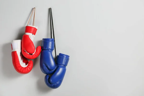 Luvas de boxe no fundo claro — Fotografia de Stock