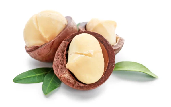 Välsmakande macadamianötter på vit bakgrund — Stockfoto