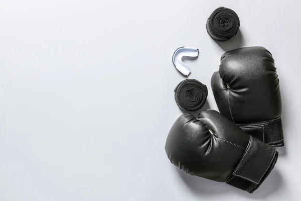 Guantes de boxeo, muñequeras y boquilla sobre fondo blanco — Foto de Stock