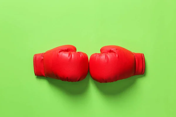 Renkli arka planda iki boks eldiveni — Stok fotoğraf