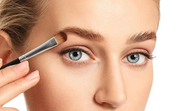 Junge Frau unterzieht sich Augenbrauenkorrektur, Nahaufnahme — Stockfoto