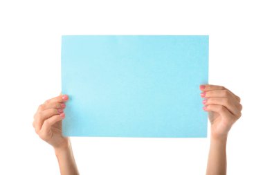 Beyaz arka plan üzerinde kağıt boş levha ile Kadın eller