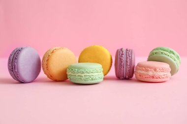 Lezzetli macarons renk arka plan üzerinde