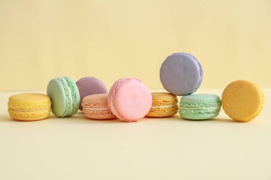 Lezzetli macarons renk arka plan üzerinde