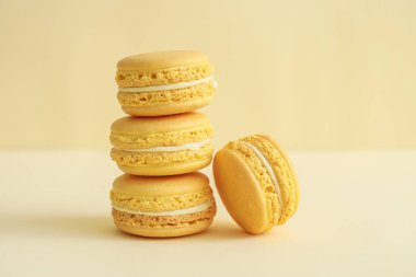 Lezzetli macarons renk arka plan üzerinde