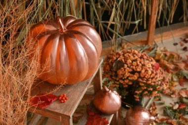 # Güzel sonbahar kompozisyonu, balkabakları içeride #