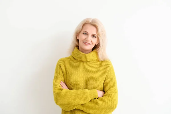 Retrato de hermosa mujer madura sobre fondo blanco — Foto de Stock