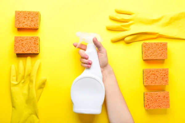Kvinnlig hand med rengöringsmateriel på färg bakgrund — Stockfoto