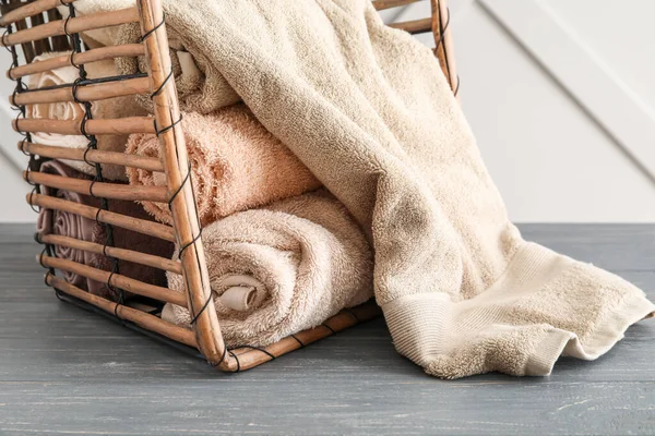 Cesta com toalhas limpas macias na mesa — Fotografia de Stock
