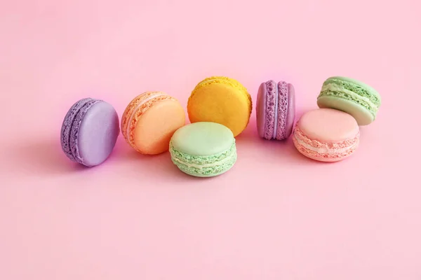 Macarons saporiti su sfondo a colori — Foto Stock