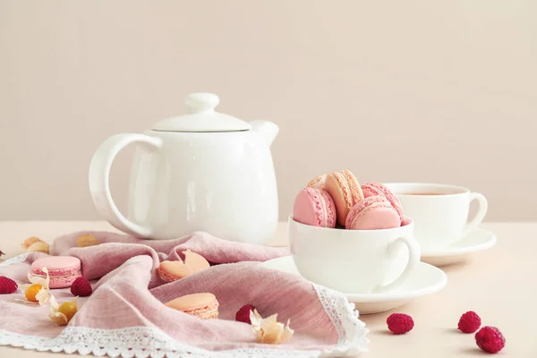 Sabrosos macarrones con té en la mesa — Foto de Stock