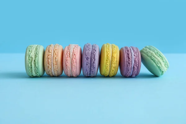 Macarons saporiti su sfondo a colori — Foto Stock