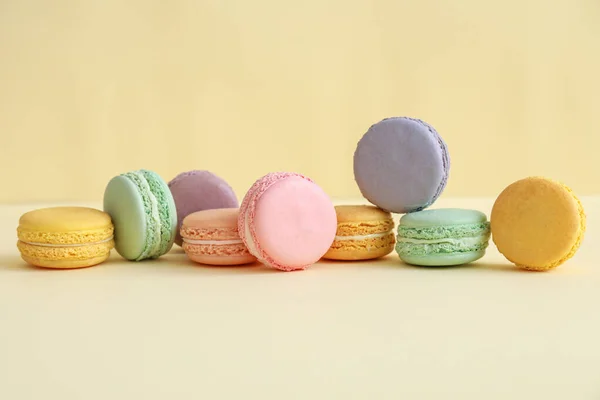 Macarons saporiti su sfondo a colori — Foto Stock